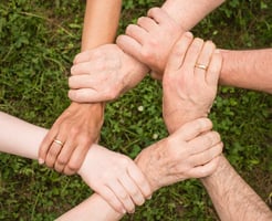 Manos representando economía Social y Solidaria