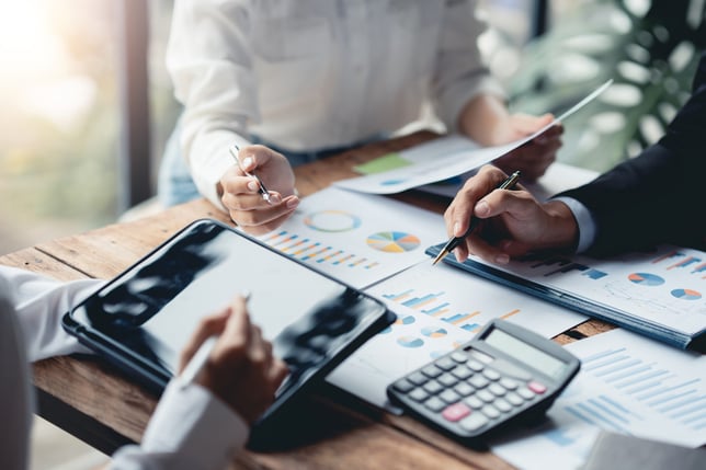 equipo de trabajo analizando las finanzas empresariales