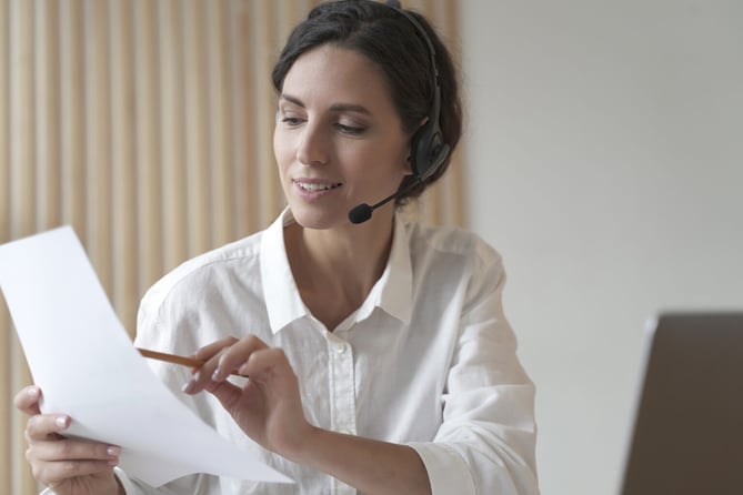 mujer hablando español en el mundo de los negocios