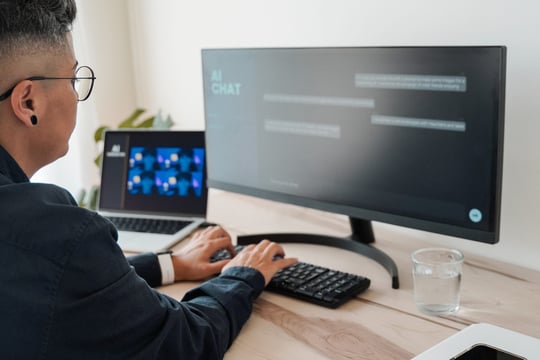 profesional usando IA en el trabajo