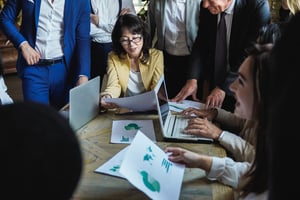 Personas ejecutando un proyecto de impacto social 