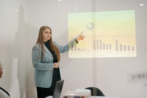 Profesional presentando una planificación estratégica 